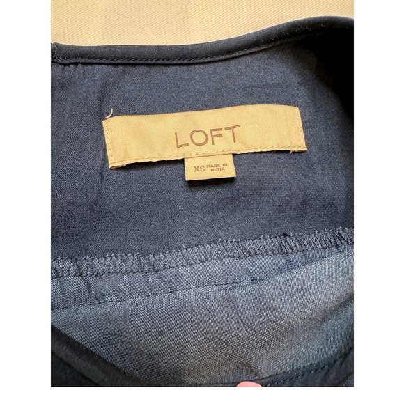 LOFT Blouse Women XS Navy Blue Excellent Flutter Sleeve Pleated Boho Top - Picture 5 of 7